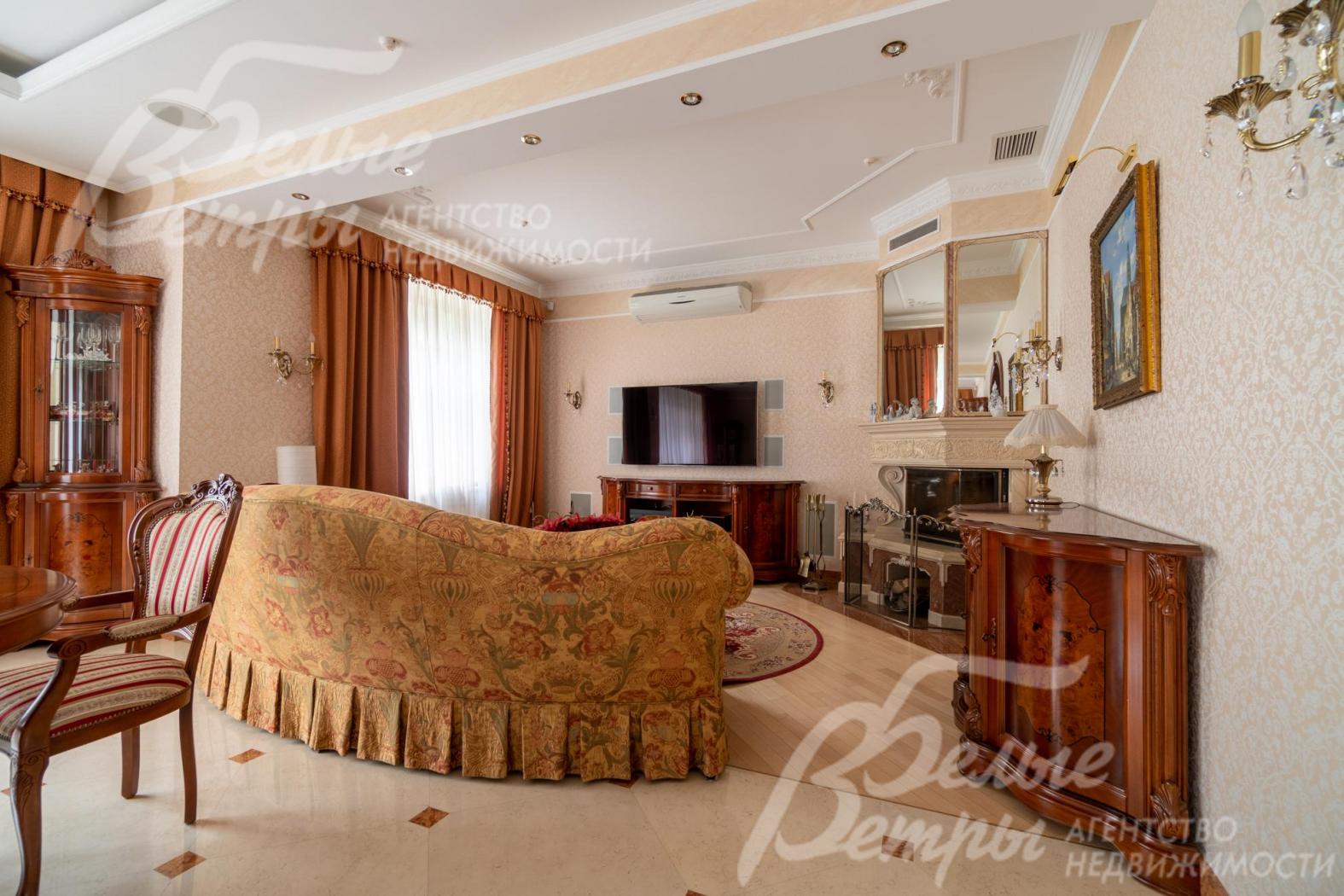 Уютная каминная зона с диваном