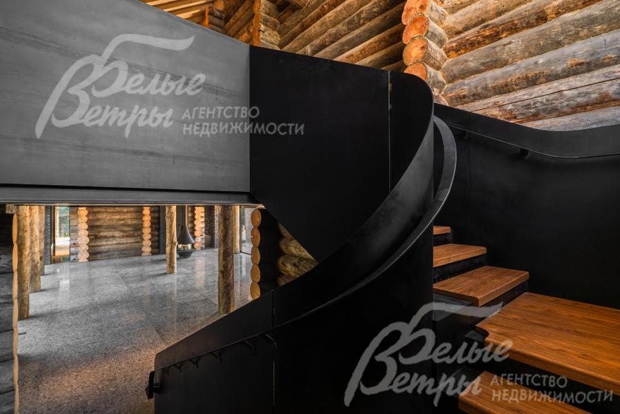 лестница выполнена по авторскому проекту из листовой стали и не имеет аналогов в мире.