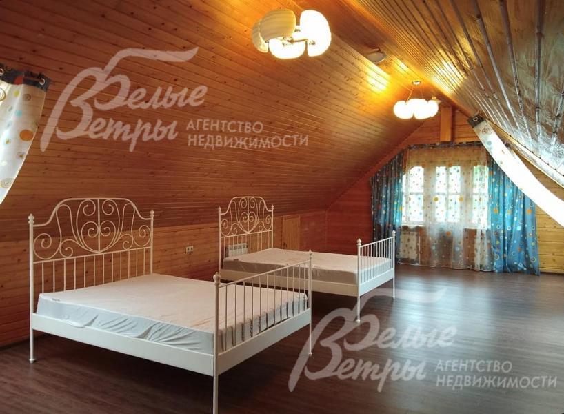 На стенах и потолках брус и вагонка естественного цвета