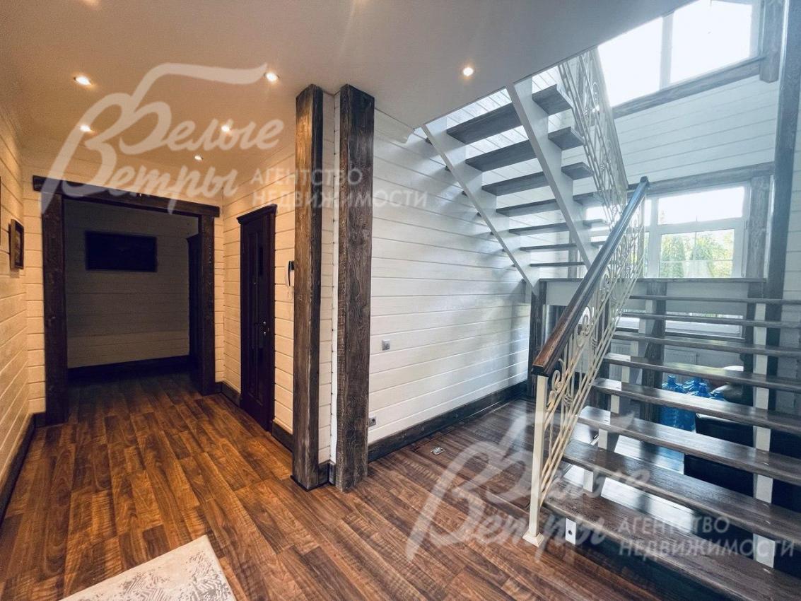 Холл 1-го этажа с лестницей на стальном каркасе с деревянными ступенями. 