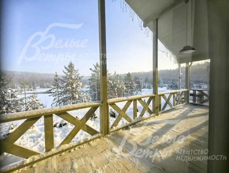 Вид с террасы на пруд и лес