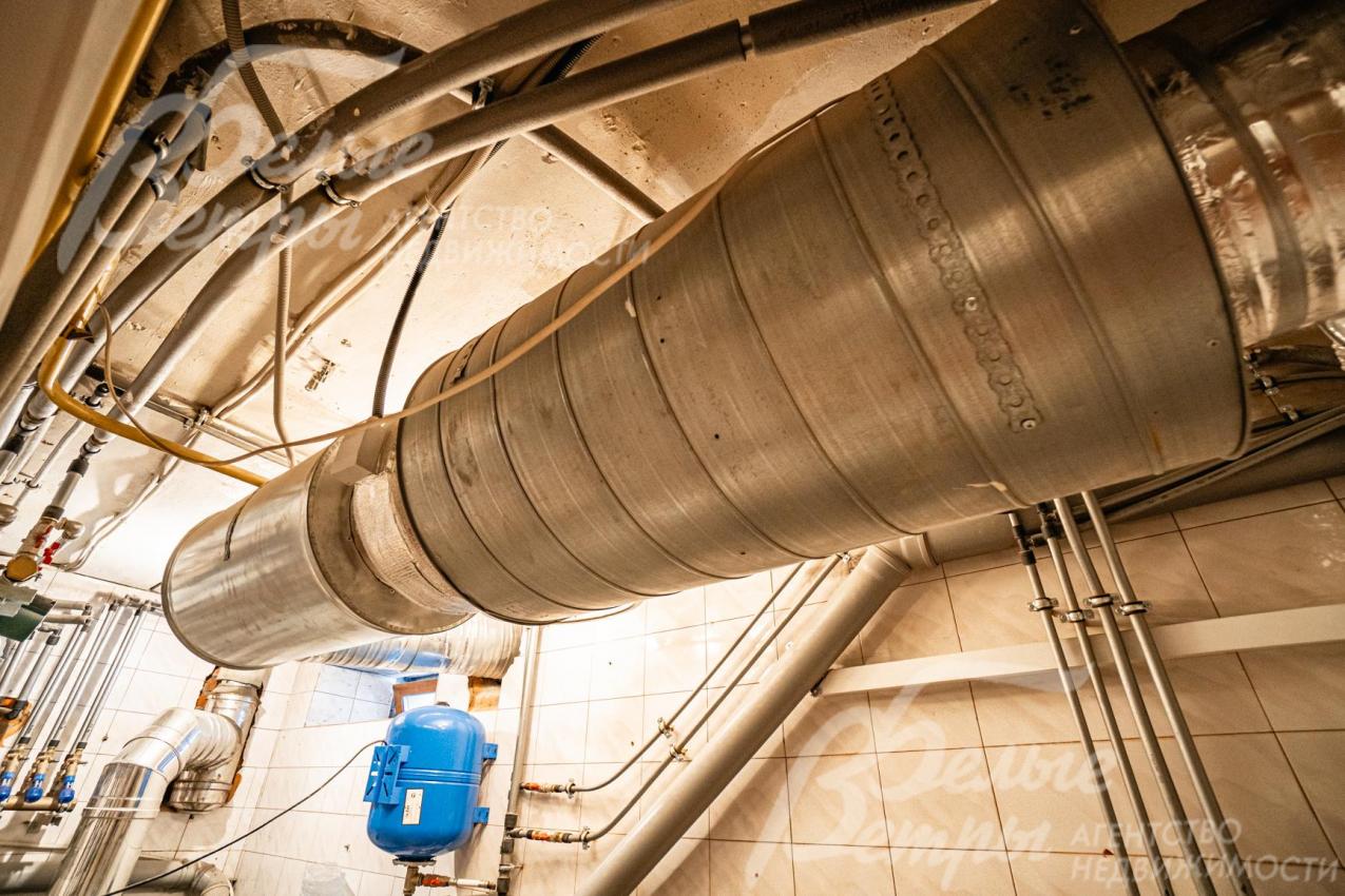 Установлена приточно-вытяжная вентиляция в спа-зоне бассейна и в подвале