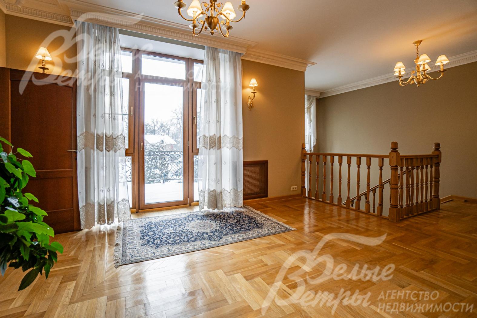 холл 2-го этажа с выходом на видовой балкон