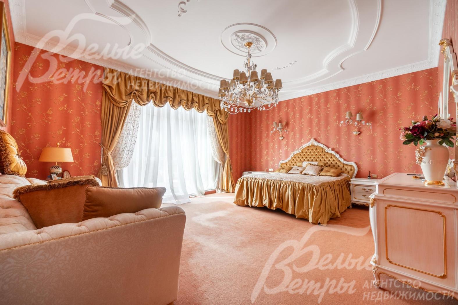 Все спальни полностью меблированы дорогой итальянской классической мебелью в разных цветовых решениях, объединенными единой стилистикой