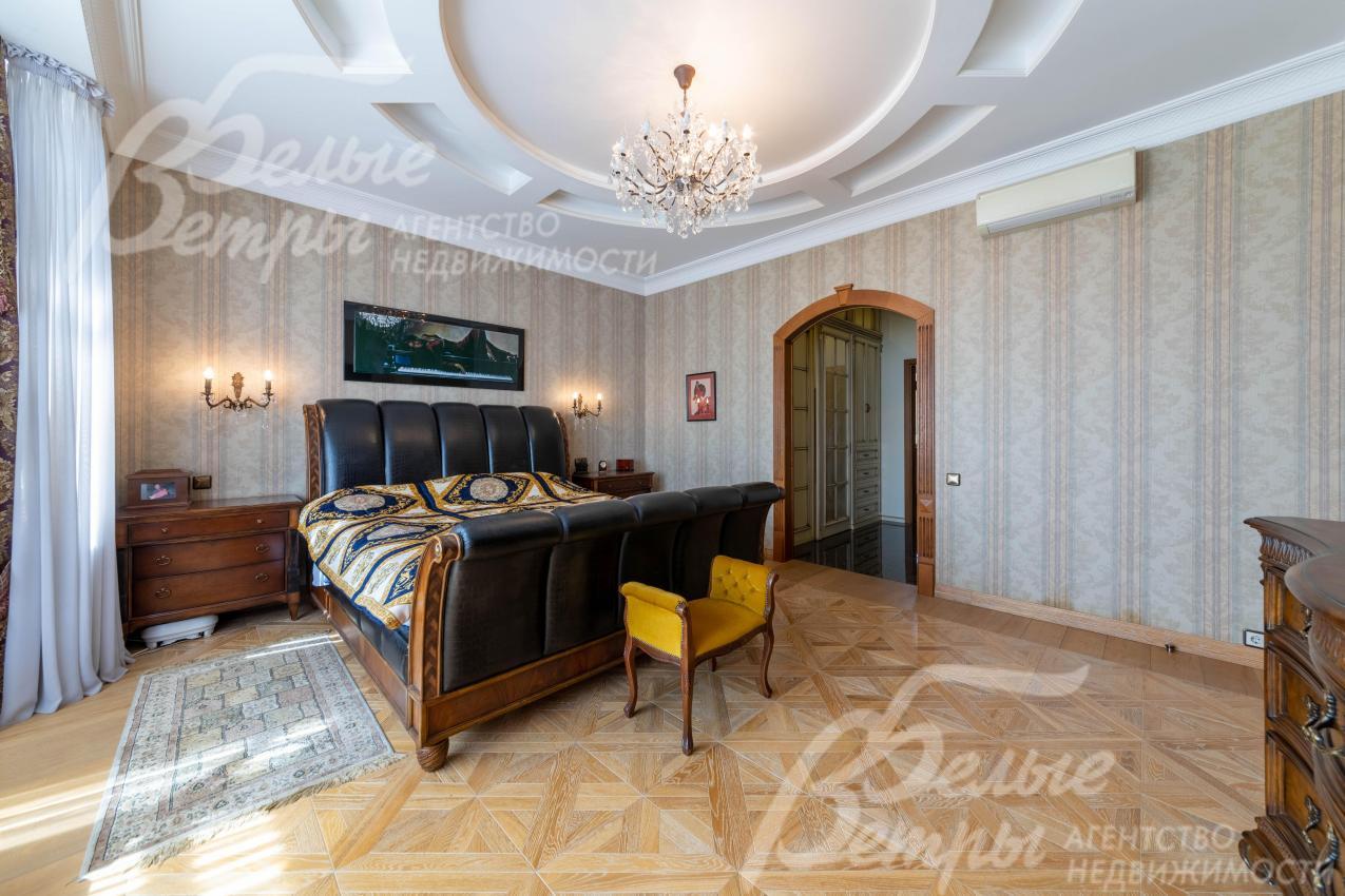 Главная спальня со своими гардеробной и санузлом