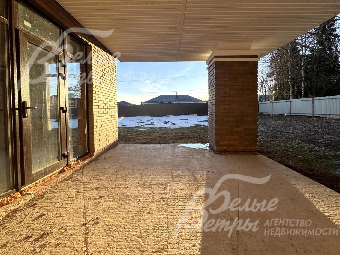 Крытая терраса 33 кв.м, выход на неё из кухни-столовой-гостиной