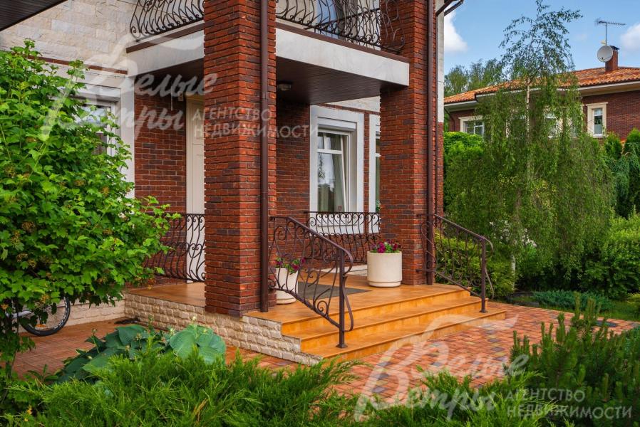 Стены дома отделаны декоративным клинкерным кирпичом.