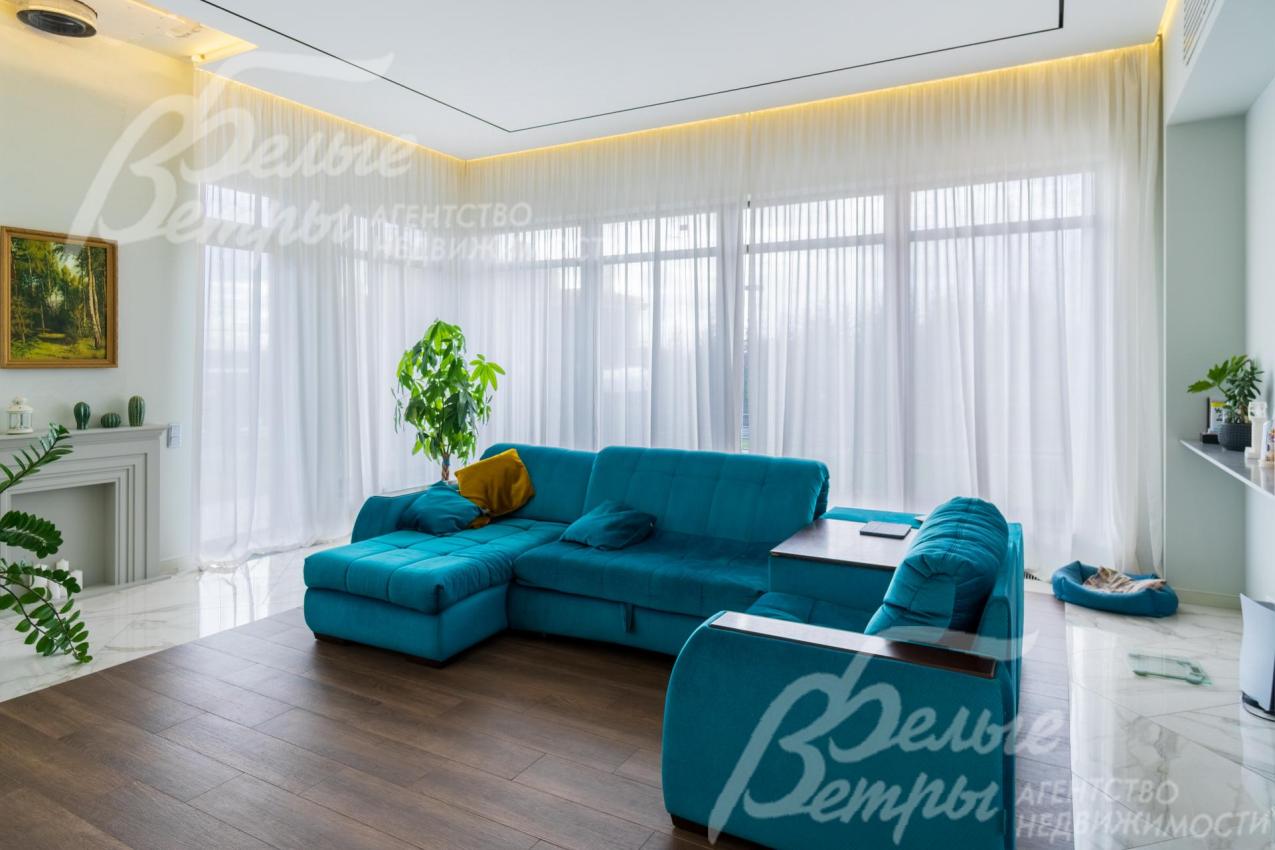 Светлая гостиная с панорамными окнами от пола