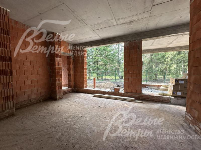 В доме - высокие потолки, 3.3 м в чистовой отделке, предусмотрено панорамное остекление