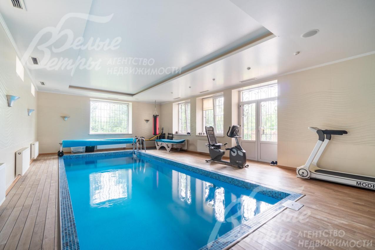 Зона бассейна с приточно-вытяжной вентиляцией и большими окнами