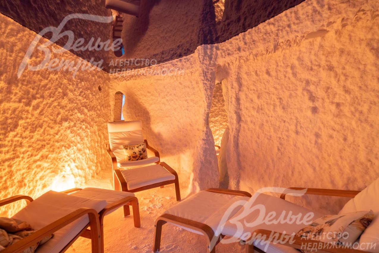 На цокольном этаже находится соляная комната с тремя шезлонгами и галогенератором. Спуск в соляную комнату - по лестнице из спа-зоны