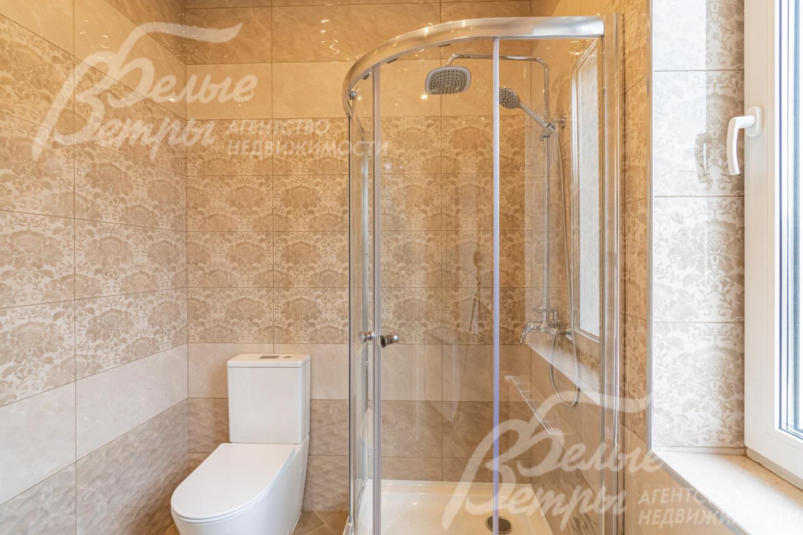 Санузел с душевой кабиной на первом этаже