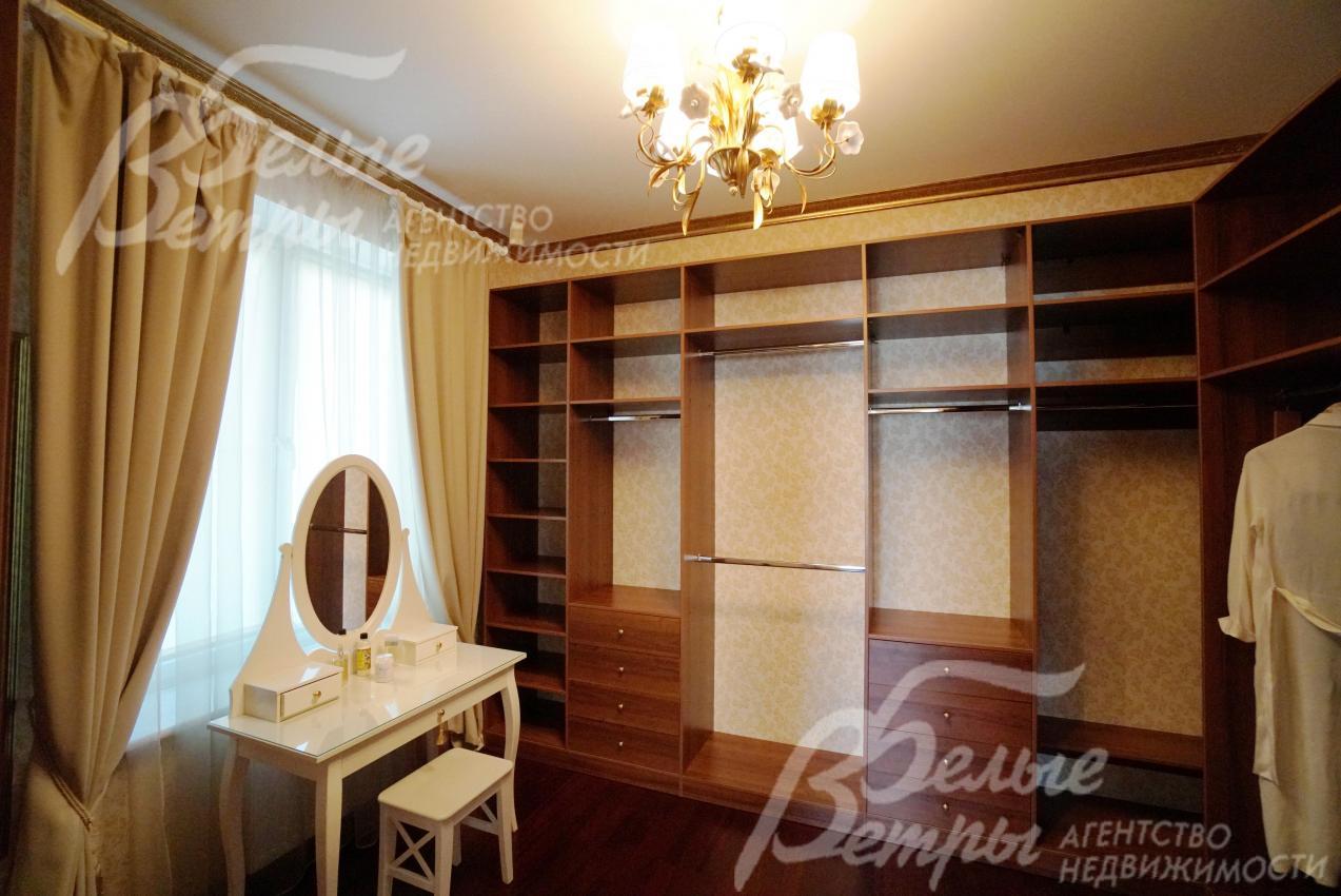 Женская гардеробная (будуар) в главной спальне