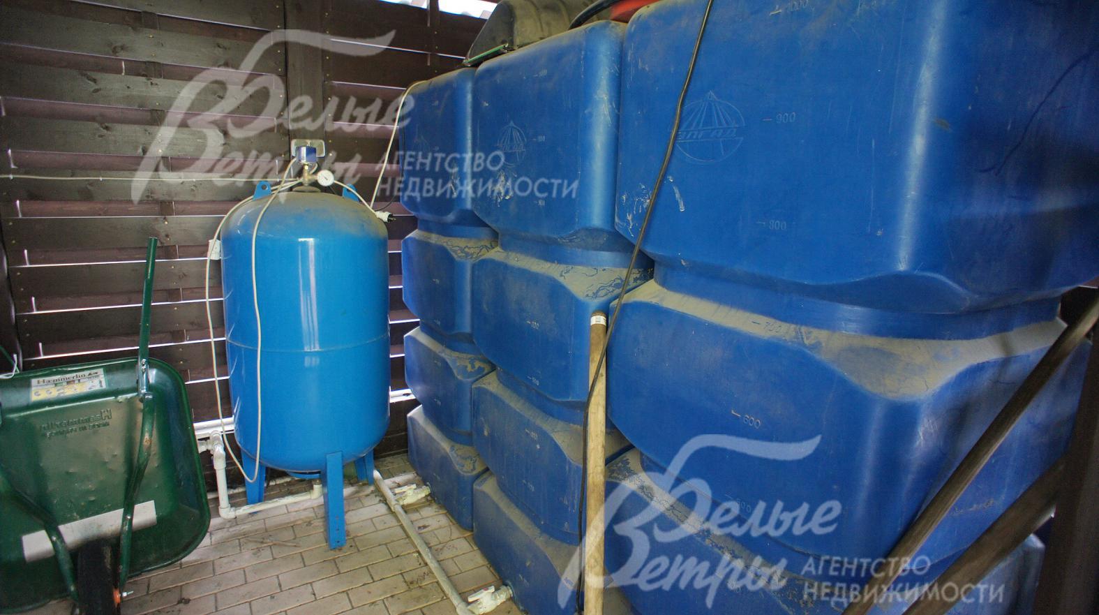 Резервный бак 1000 л воды в хозблоке
