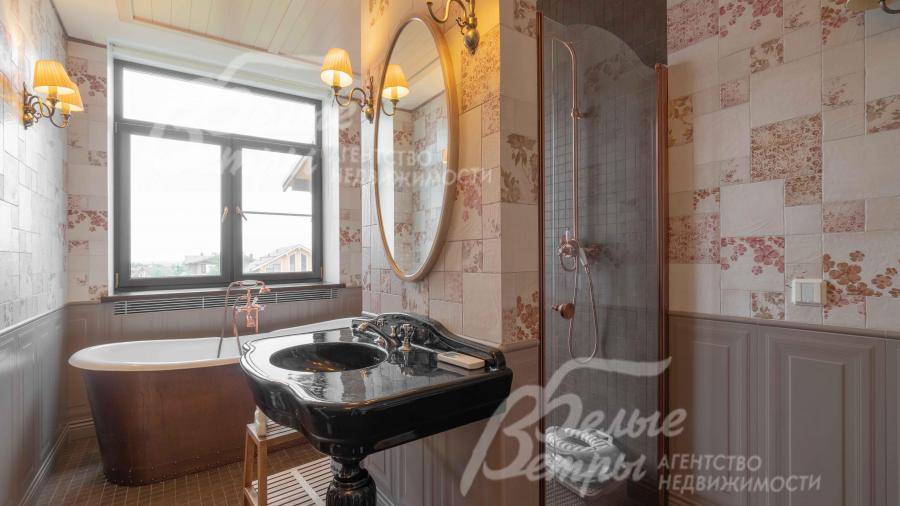 Санузел с ванной и душевой кабиной