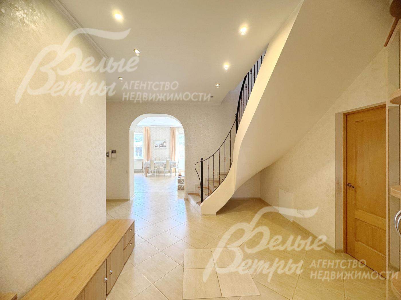 Вход из холла в кухню-столовую - через классическую арку