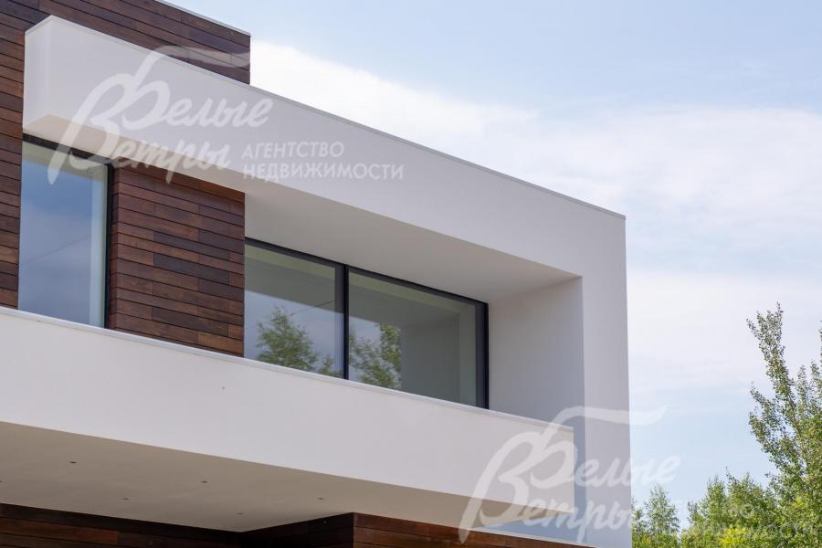 Изящная система остекления фасада дополнена элегантными нишами