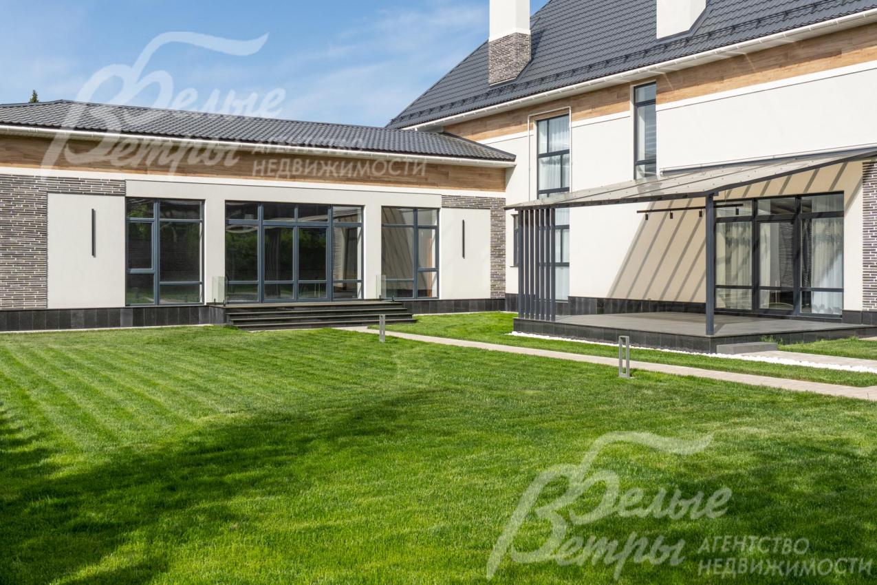 Слева - СПА-зона с панорамными окнами, справа - летняя крытая терраса