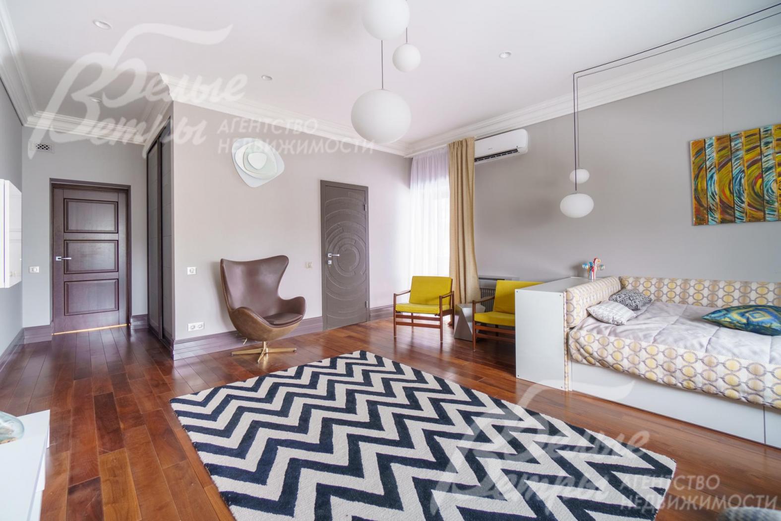 Эта детская спальня решена в теме космоса.