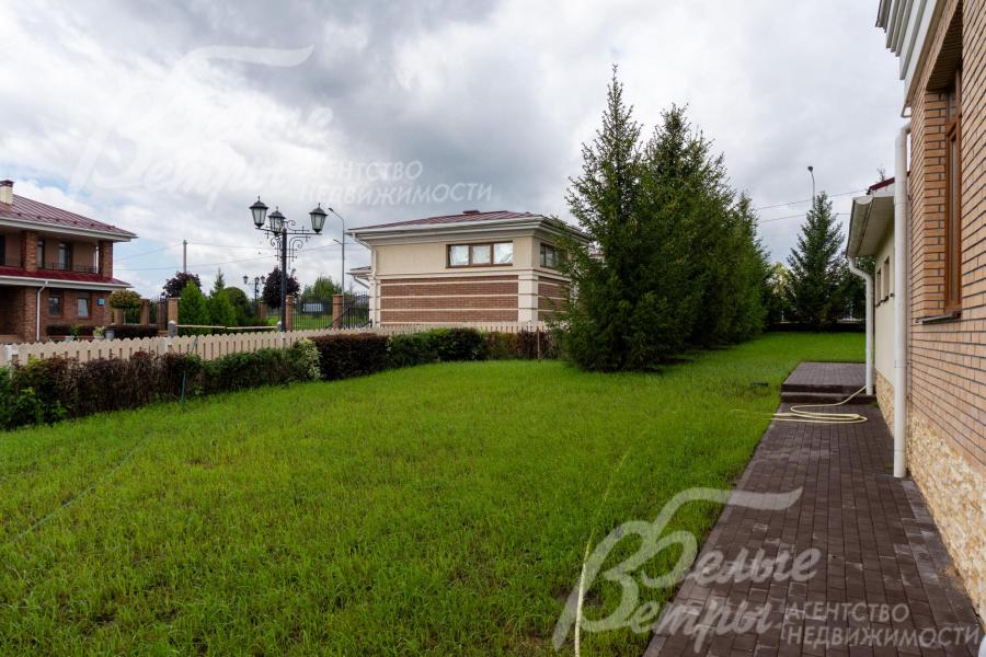 Отмостка выложена брусчаткой