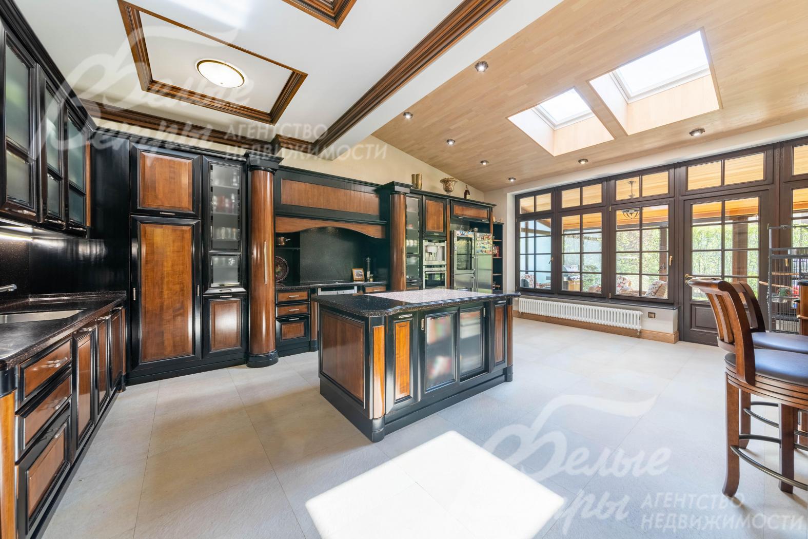 Кухня-столовая с выходом в зимний сад и на участок