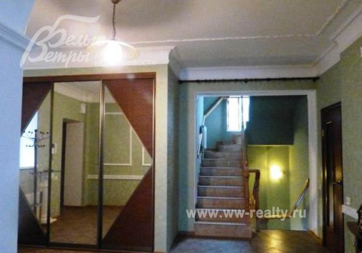 Лестничные марши отделаны плиткой, имитирующей мрамор.