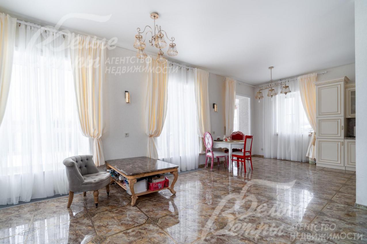 В доме выполнен ремонт «под ключ» с использованием материалов ведущих производителей. Помимо мебели и техники, в доме присутствует полный комплект декора