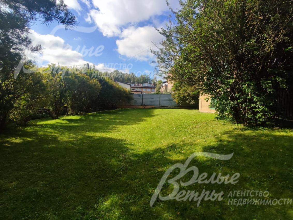 Территория огорожена забором из профлиста, установленным на монолитном основании, высотой 2 метра