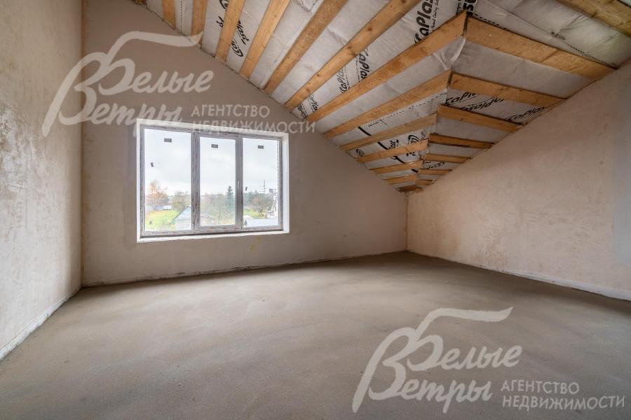 Наклонённые стены, мягкий свет из просторных окон, панорамный вид - всё это делает мансарду идеальным местом для отдыха или работы