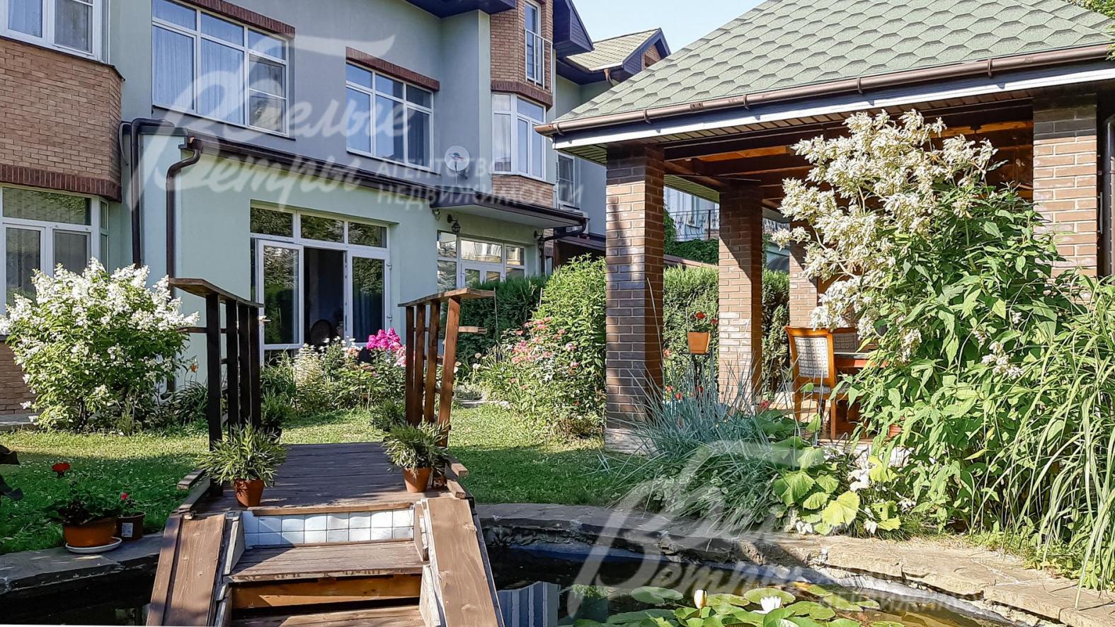 Есть пруд с фонтаном, беседка BBQ