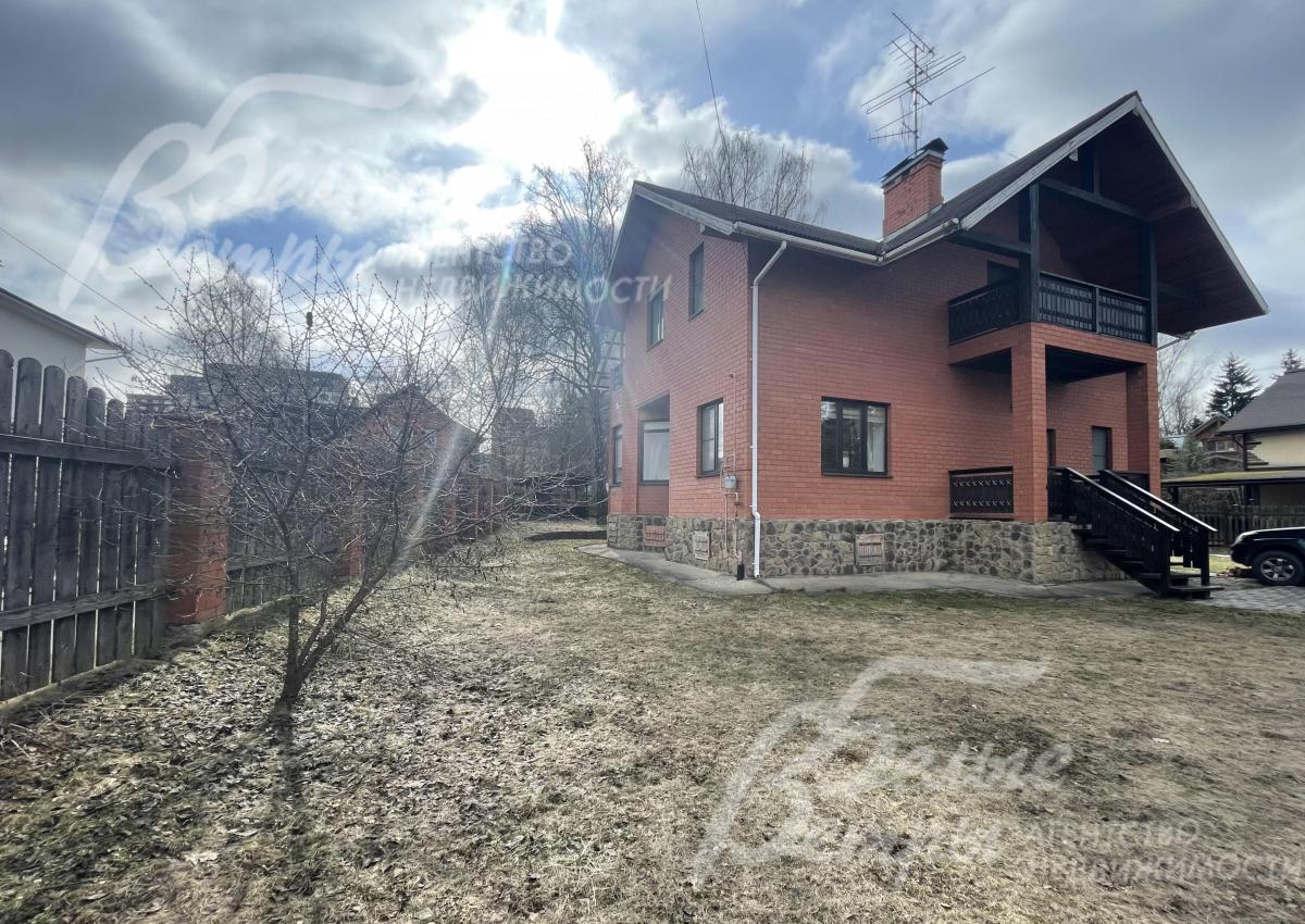 Дом облицован кирпичом