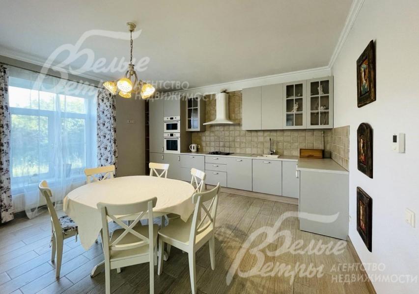 Кухня-столовая в светлых тонах.