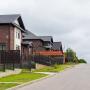 Широкие освещенные асфальтированные дороги в поселке Ильичевка