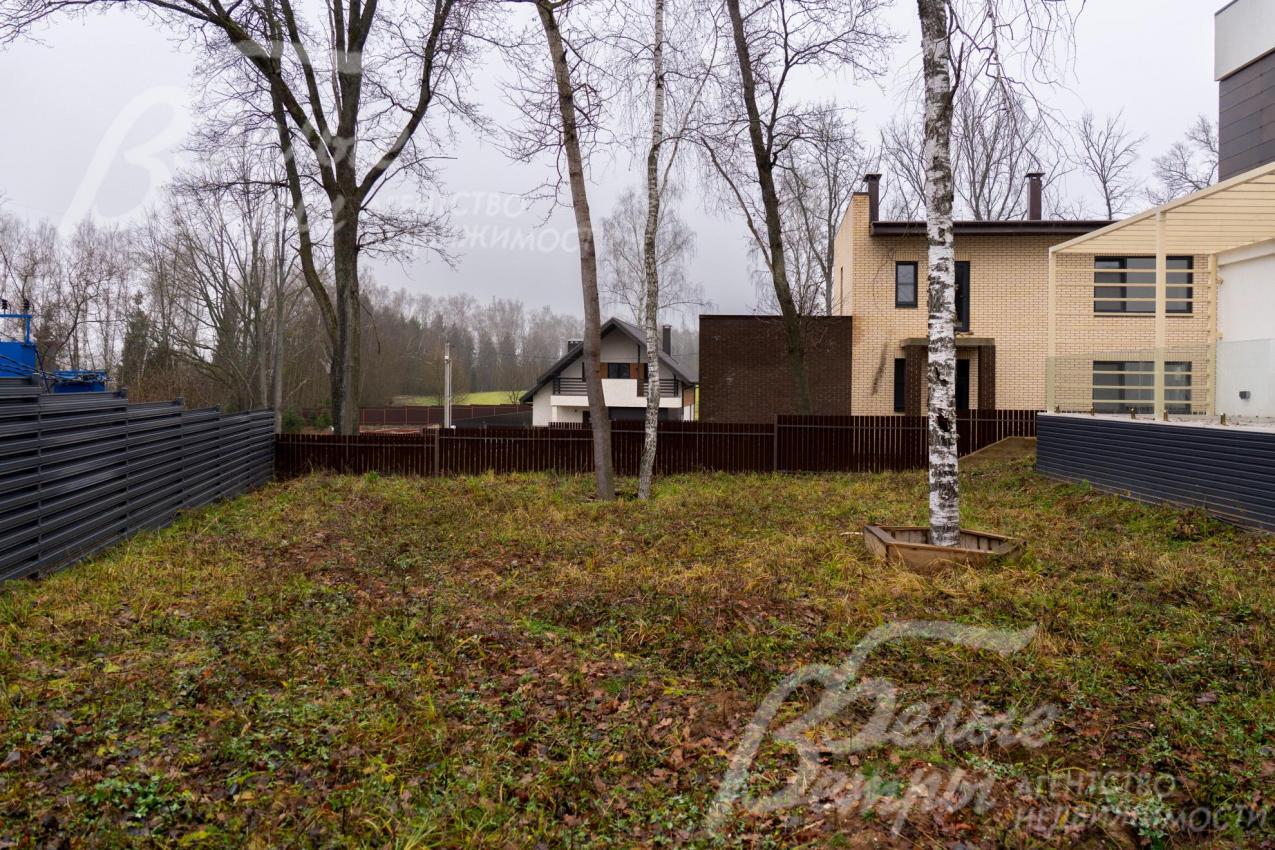 На участке сохранены лесные деревья, в том числе вековые дубы (6 шт)