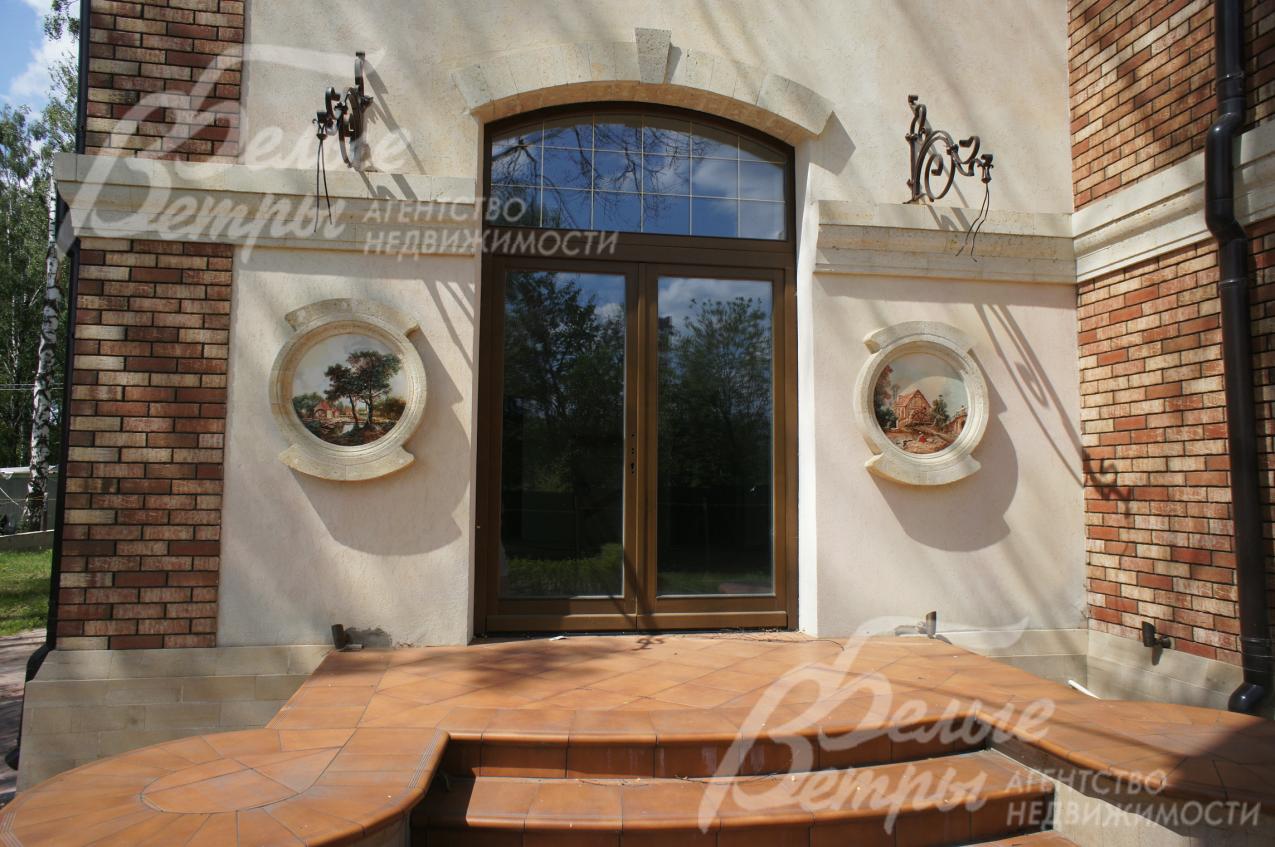 Двери из красного дерева