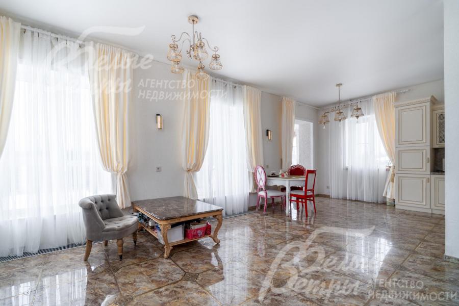 В доме выполнен ремонт «под ключ» с использованием материалов ведущих производителей. Помимо мебели и техники, в доме присутствует полный комплект декора