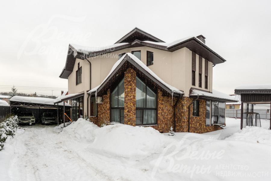 Меблированный кирпичный дом с привлекательной архитектурой в традициях альпийского шале