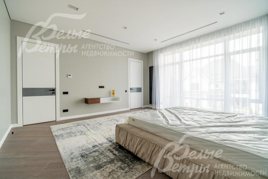 Межкомнатные двери высотой 2,4 м - с дизайнерской стеклянной вставкой (слева - выход из спальни, справа - вход в гардеробную и санузел)