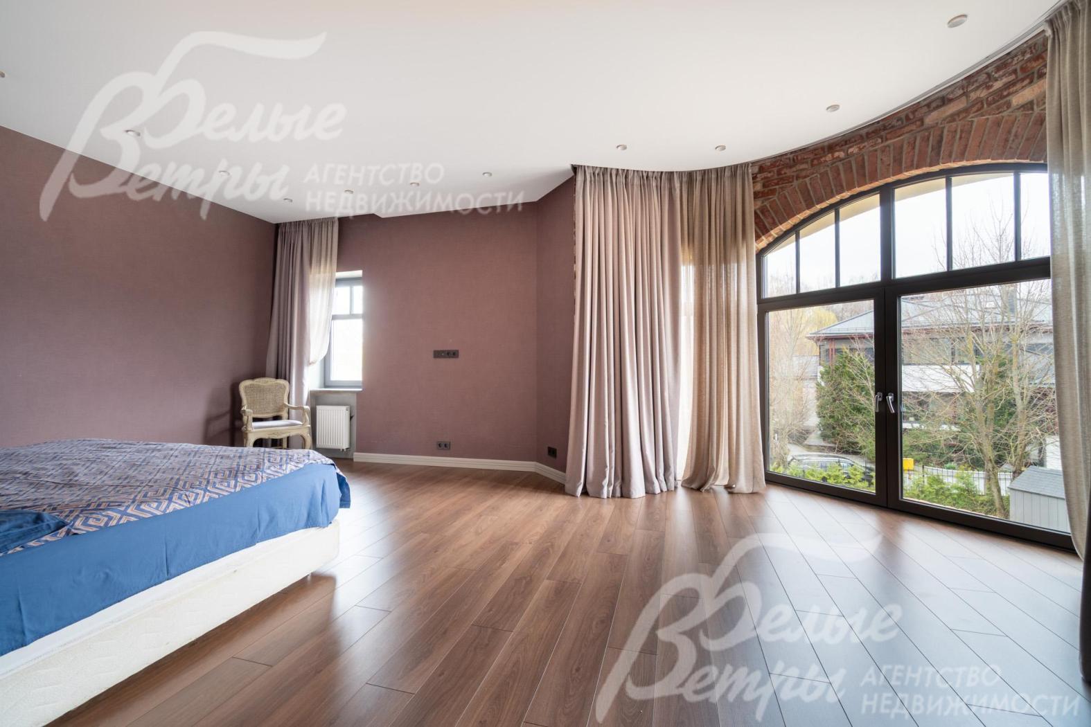 Спальня в мастер-блоке - с большим арочным окном с панорамным остеклением, обрамлённым кирпичной кладкой