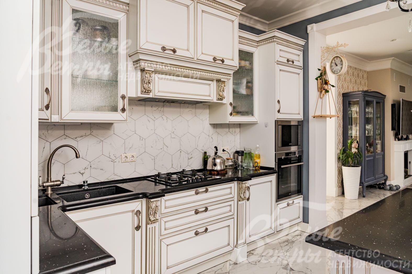 Кухонный гарнитур со встроенной техникой