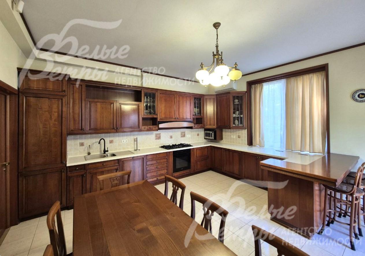 Кухня-столовая 25 кв.м с выходом на террасу.