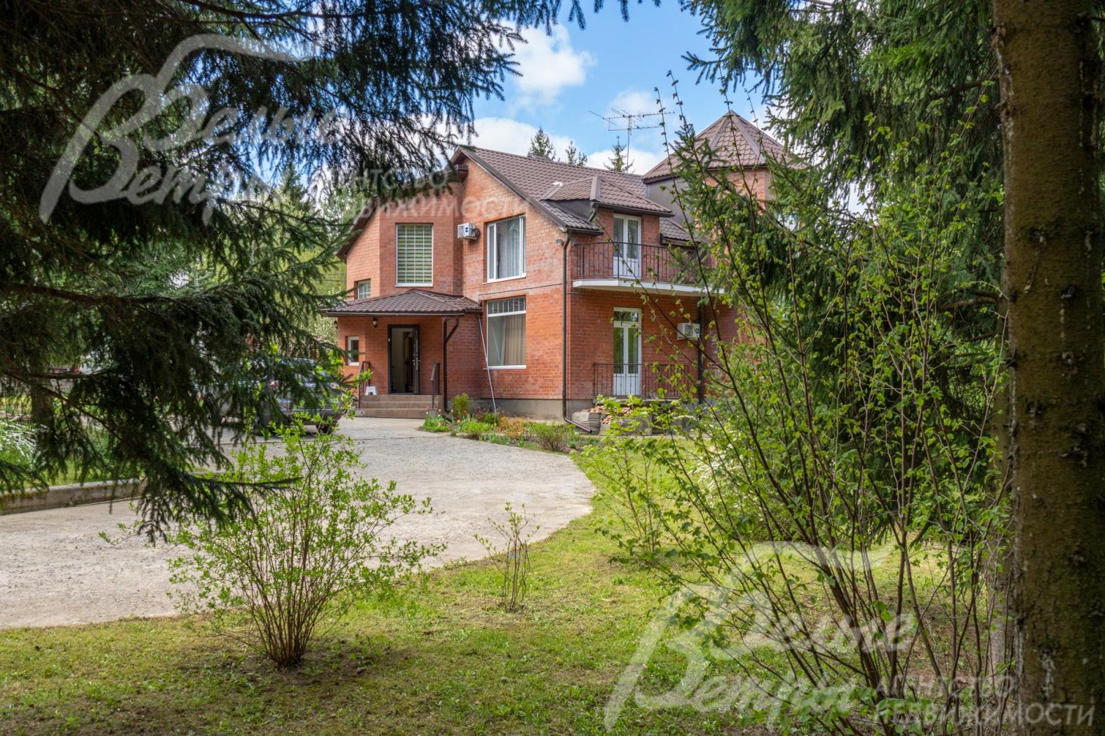 На верхней территории участка выложены дорожки из натурального камня, выполнено освещение, посажен газон