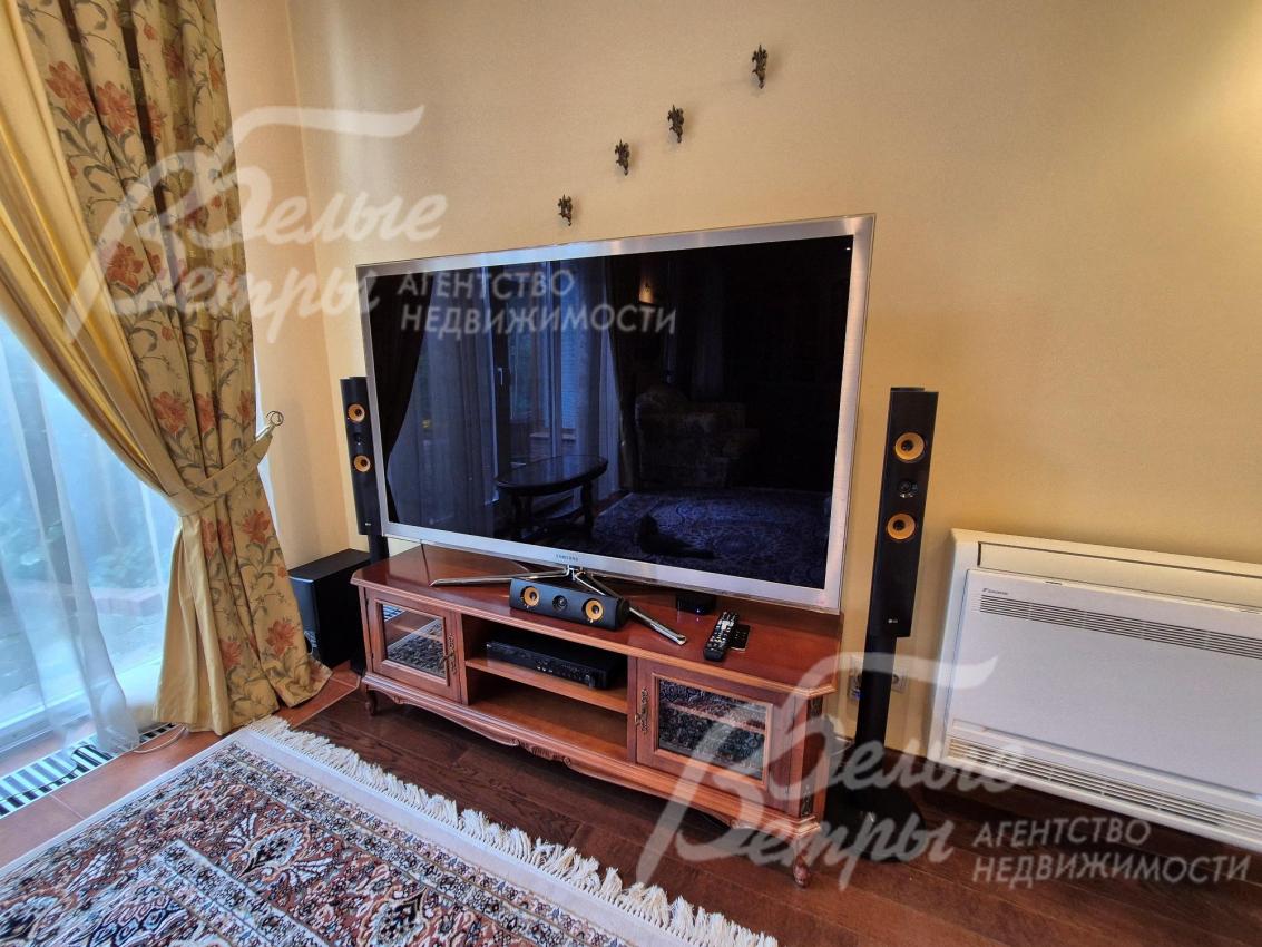 Телевизоры Samsung, в гостиной 65 дюймов с функцией Smart.