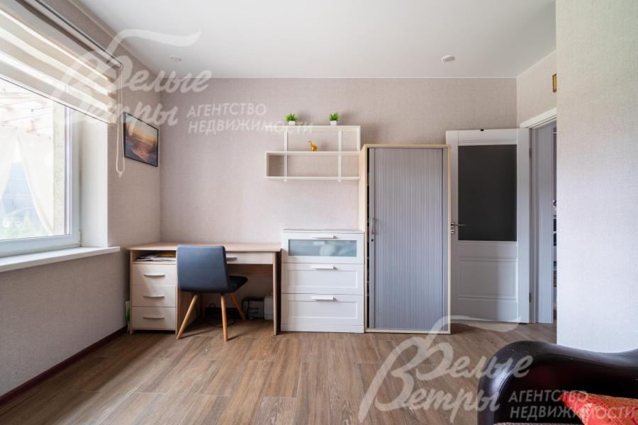 В доме — удобная функциональная планировка: предусмотрено 4 спальни, одна из них расположена на первом этаже