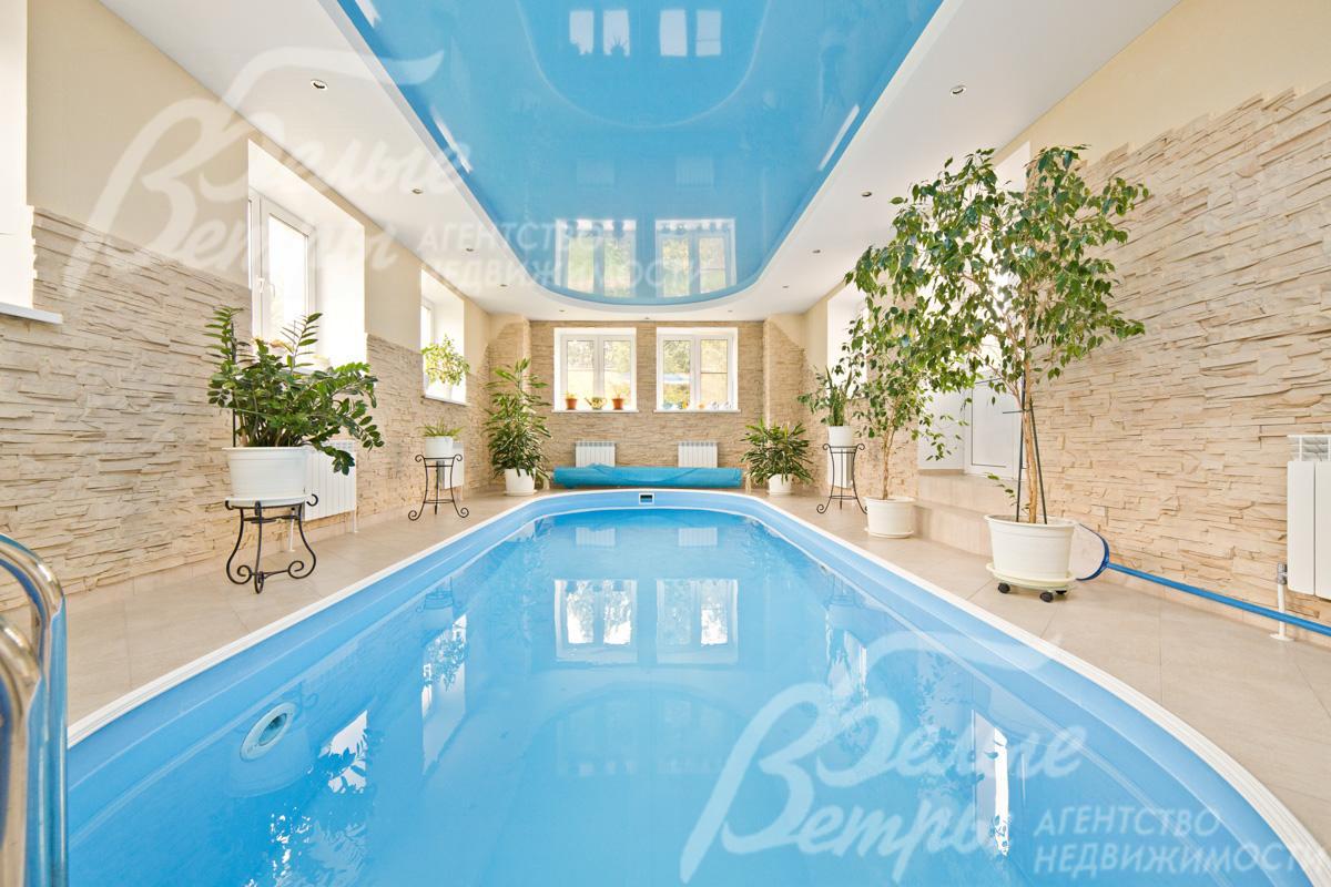 Бассейн на первом этаже