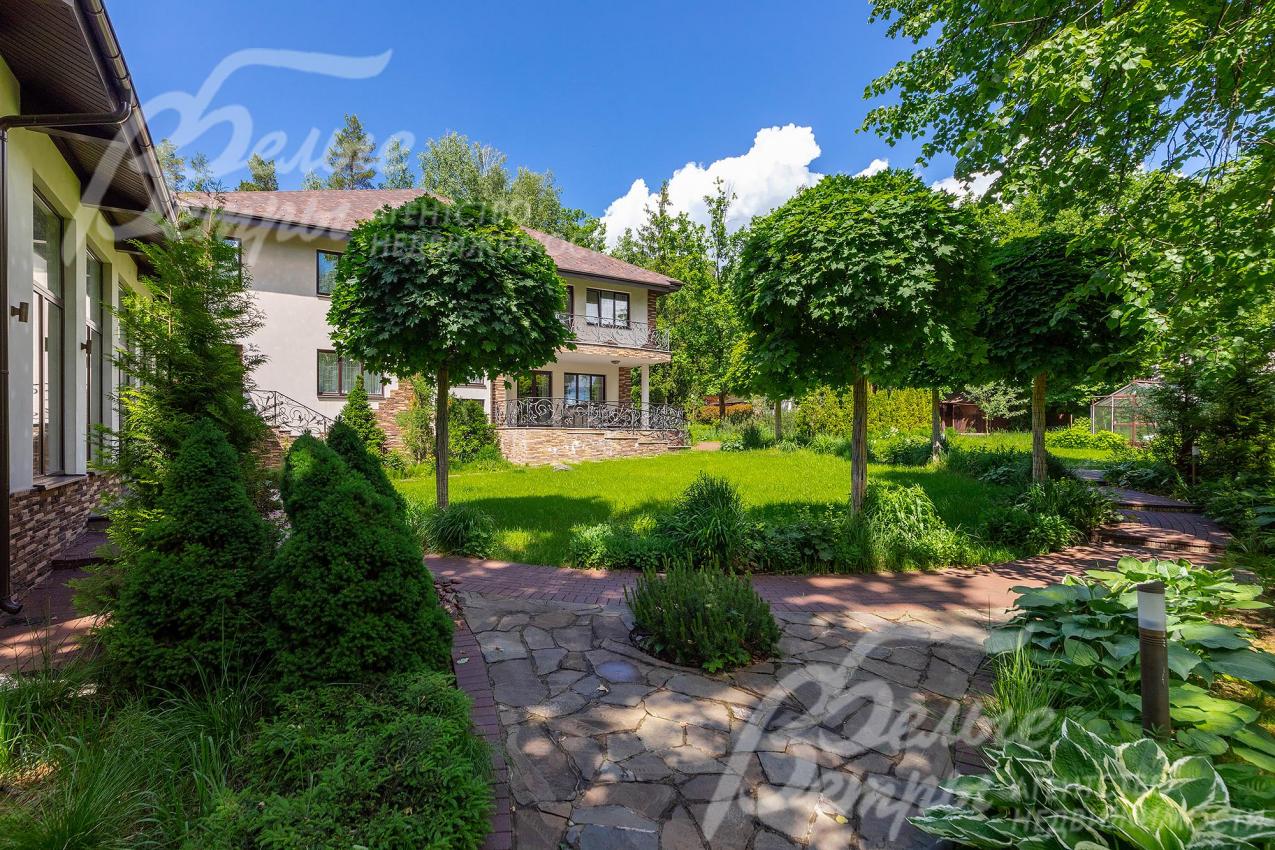 Множество высаженных и уже взрослых деревьев, деревья и кустарники согласно проекту ландшафта