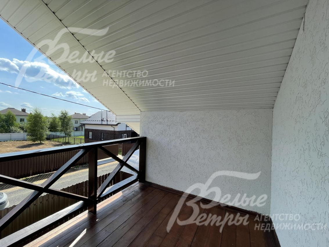 Балкон с видом на участок и окрестности.