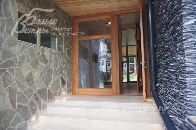 Облицовка стен: лиственница, дикий камень