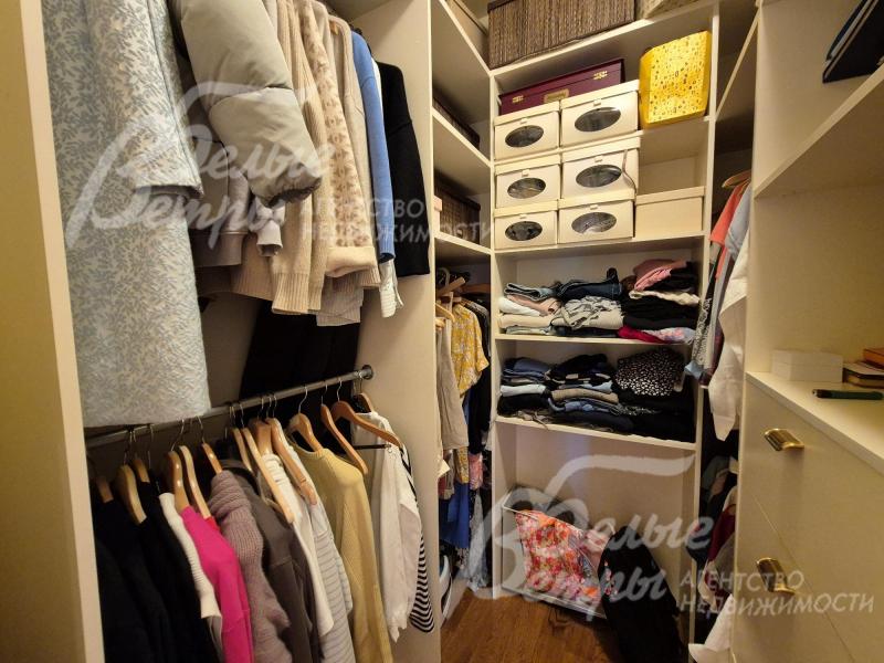 Гардеробная на 2-ом этаже.