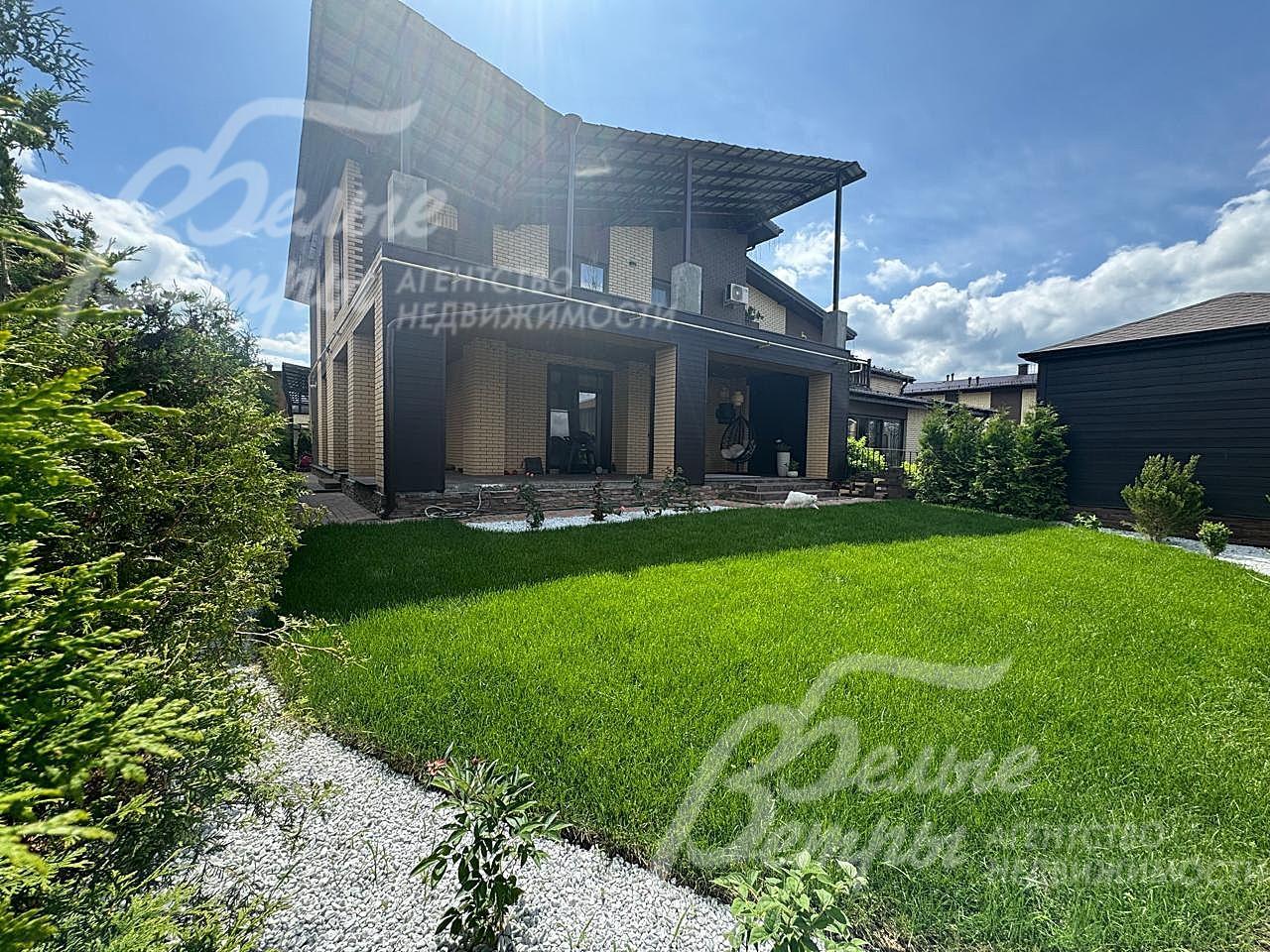 Просторная терраса на первом этаже, большая лоджия - на втором